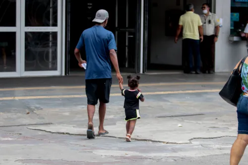 Amigos do vendedor morto estiveram a com filha, de apenas 2 anos.