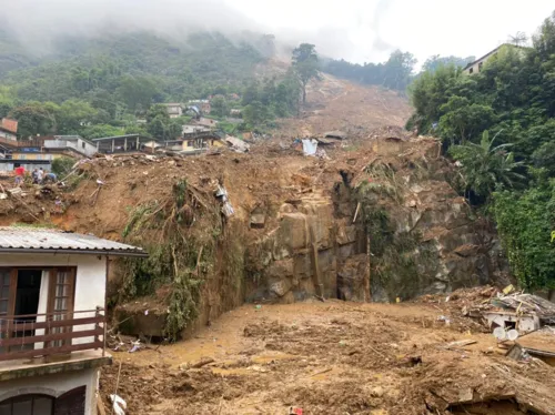 Tragédia em Petrópolis contabiliza mais de 60 mortes.