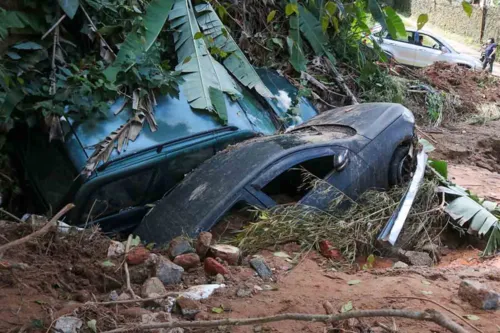 Temporal destruiu cidade deixando mais de uma centena de mortos.