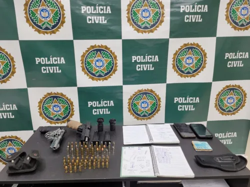 Duas armas foram apreendidas com os acusados.