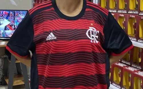 Nova camisa do Flamengo causou discussões entre torcedores nas redes sociais.