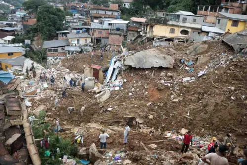 O número de mortes pela chuva em Petrópolis chegou a 134, segundo a Defesa Civil estadual.