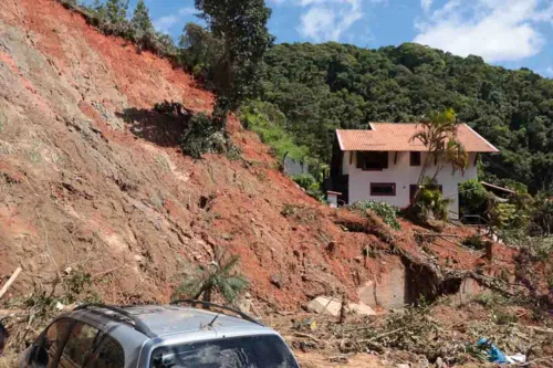 Rodrigo Neves visita Petrópolis e planeja força tarefa para reconstruir a cidade.