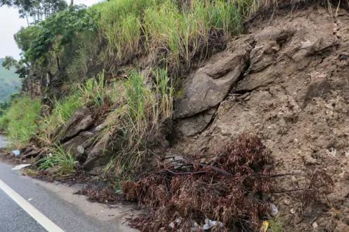 A encosta sofreu movimentos de massa devido ao impacto da chuva que atingiu a cidade