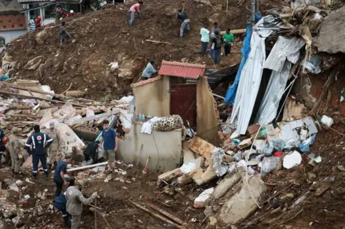 Tragédia deixou ruas r casas destruídas.