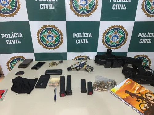 Material apreendido com miliciano foi apresentado na delegacia policial.