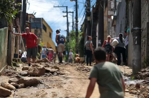 Busca por desaparecidos na tragédia de Petrópolis chegam ao sexto dia.