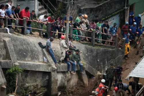 Segundo a prefeitura de Petrópolis, 114 corpos tinham sido sepultados até a noite deste domingo (20).