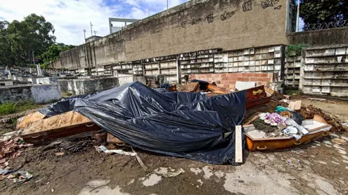 Material foi coberto pela administração na manhã desta segunda.