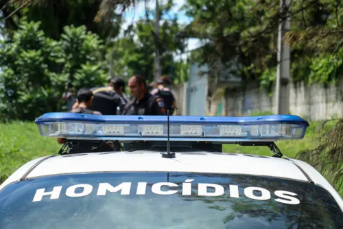 Agentes da divisão de homicídios estiveram no local para perícia técnica.