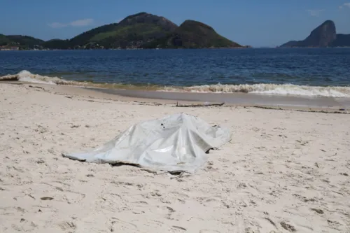 Moradores encontraram o corpo na areia e acionaram os policiais.