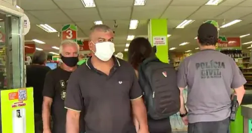 Equipes da Polícia Civil fiscalizam comércio em Petrópolis.