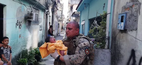 PMs do Bope fazem parto em comunidade do Rio durante operação contra o tráfico.