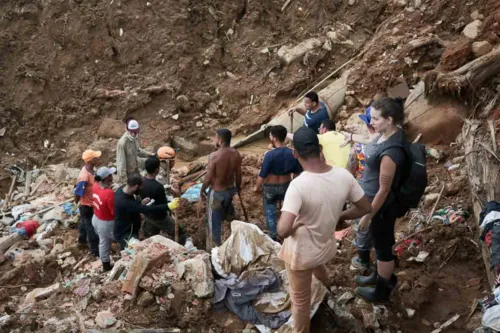 Número do mortos em Petrópolis chegou a 181 nesta segunda-feira.