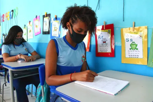 A retomada das aulas irá seguir os referenciais e protocolos sanitários estabelecidos.