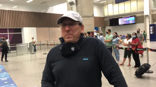 O investidor americano John Textor desembarcou no Aeroporto do Galeão e foi interpelado por jornalistas.