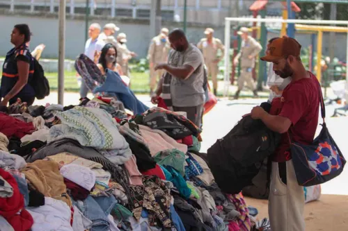 No momento, alguns itens como roupas usadas e água mineral têm quantidade suficiente