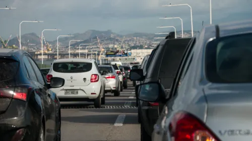 Na Ponte Rio-Niterói, há lentidão no sentido capital, do Mocanguê até a Reta do Cais.