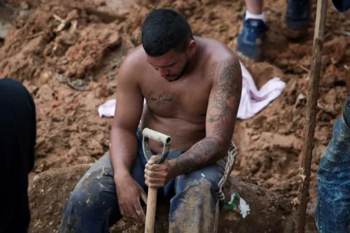 Desolação segue em semblante de moradores e voluntários que ajudam na reconstrução.