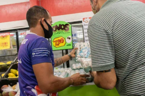 Nos supermercados, os principais problemas encontrados que são geradores de multas, são alimentos vencidos ou sem data validade, problemas estruturais e de higiene.