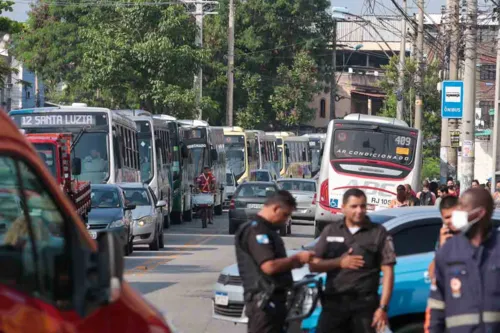 Trânsito ficou complicado tanto no sentido Niterói quanto no sentido São Gonçalo da via.