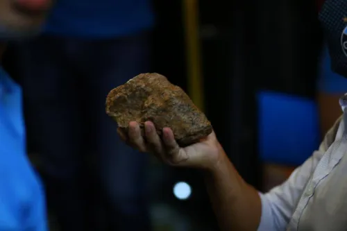 Uma das pedras arremessadas contra os vidros do ônibus.