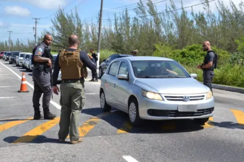 Agentes também orientam turistas sobre os decretos e legislações vigentes na cidade.