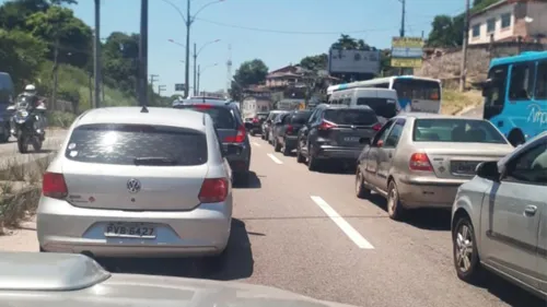 Motoristas que seguem no sentido Maricá também enfrentam lentidão na RJ-104 e RJ-106.