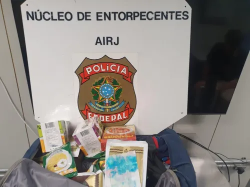 Agentes da Polícia Federal apreenderam cerca de 10 quilos de cocaína no Galeão.