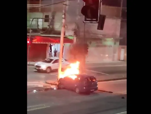 Segundo testemunhas, duas pessoas tiveram os corpos carbonizados em Santa Cruz