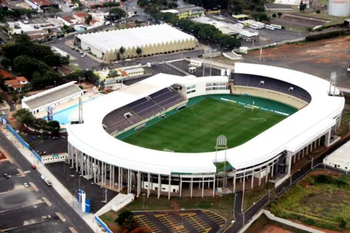 O tradicional Estádio Fonte Luminosa recebe o confronto entre Ferroviária e Vasco.