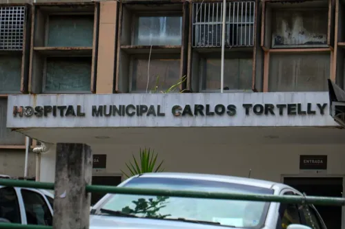 Por conta do ferimento,  o motorista precisou ser levada ao Hospital Municipal Carlos Tortelly, no bairro de Fátima.