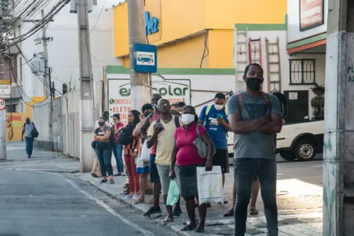 Ponto sem abrigo, na Rua Doutor Paulo César, em Santa Rosa.