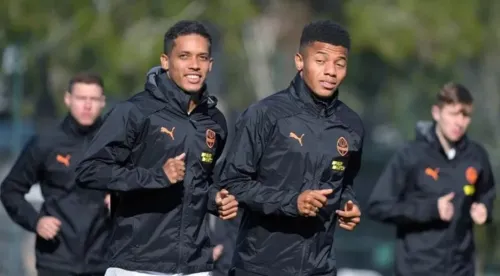 Pedrinho (esq) e David Neres (dir) são alguns dos principais brasileiros na Ucrânia.