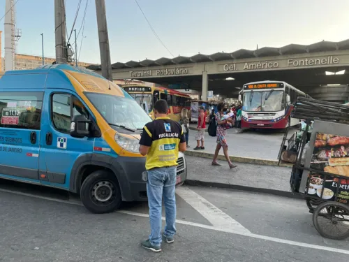 Agentes ainda aplicaram 92 multas em vans intermunicipais e flagraram 63 veículos realizando transporte remunerado.