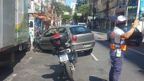 Faixa da esquerda ficou interditada.