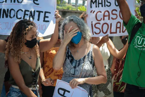 Rosângela chora durante o protesto para pedir a soltura do filho