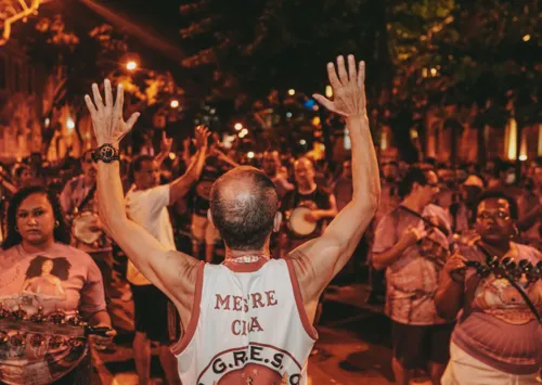 Mestre Ciça contagia quem desfila pela rua da cidade.