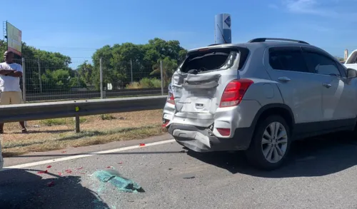 Três carros estão envolvidos no acidente