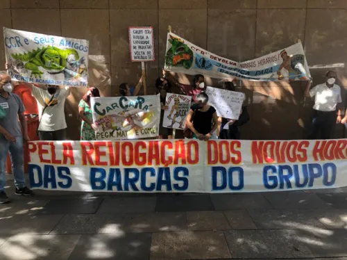 Moradores estenderam faixas e cartazes pedindo volta do transporte.