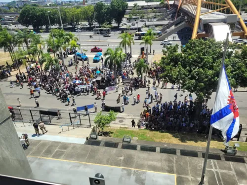 Manifestação ocorreu na frente da Prefeitura do Rio