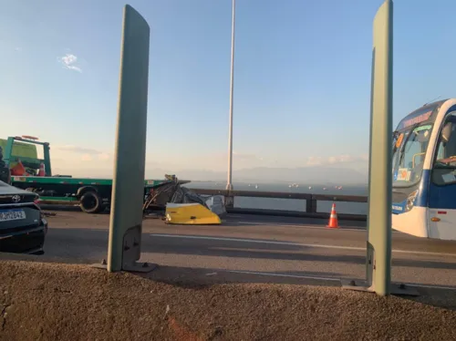 Acidente entre caminhão e ônibus causa lentidão na Ponte.