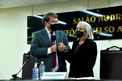 Reitor Ricardo Lodi e nova diretora da Faculdade de Direito, Heloísa Helena.