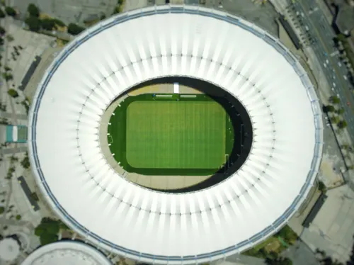 Maracanã volta a receber jogos após cerca de três meses.