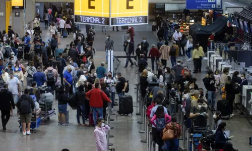 Anvisa não libera uso de máscaras em aeroportos e aviões.