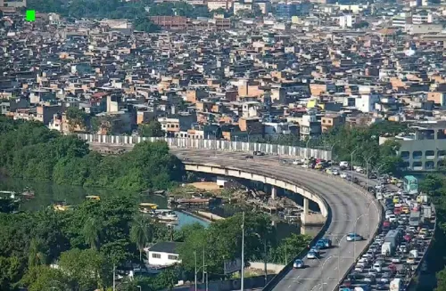 Pista foi fechada em ambos os sentidos para ação da polícia.