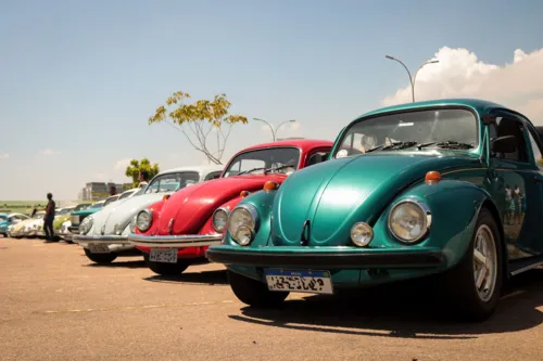 Evento reuniu carros antigos, modificados e personalizados por seus donos.