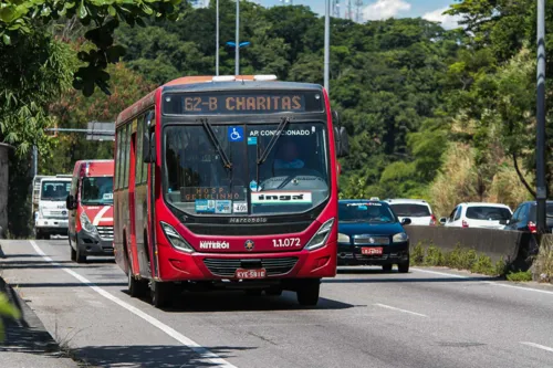 Ônibus da linha 62 demoram demais, segundo os passageiros.