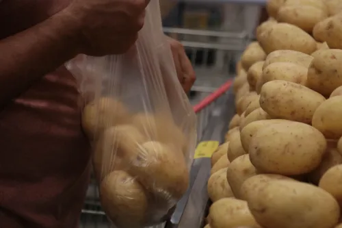 Batata inglesa também ajudou a puxar alta dos alimentos, segundo o IBGE.