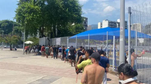 Torcedores formaram longas filas no entorno do Maracanã em busca de ingressos